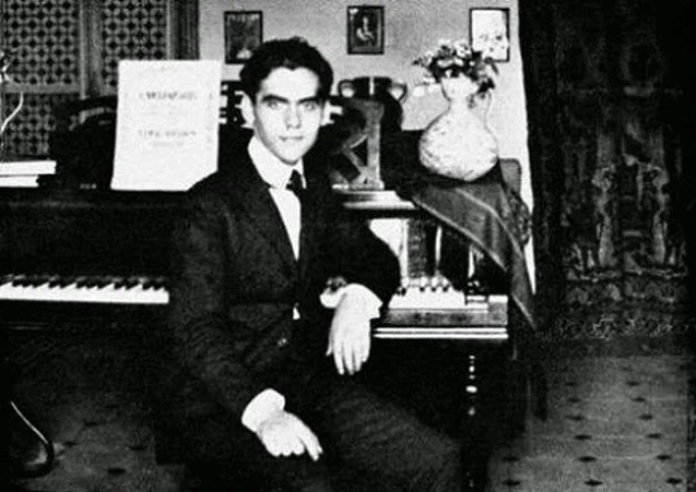 Federico García Lorca tocando el piano