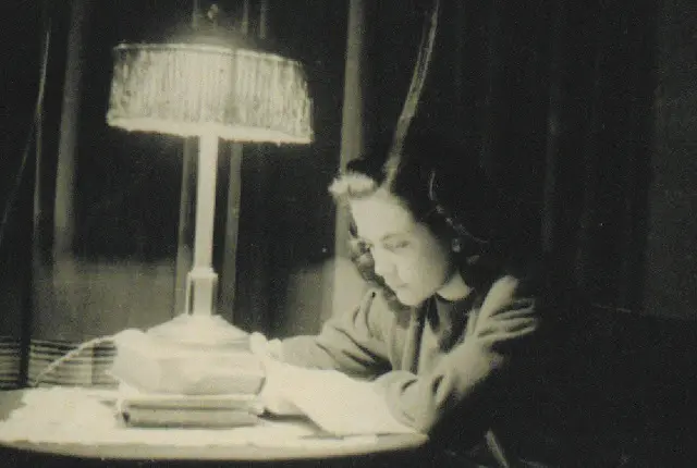 Carmen Martín Gaite estudiando en la casa de la Plaza de los BandosArchivo Personal Biblioteca de Castilla y León