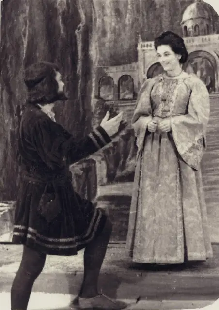 Carmen Martín Gaite interpretando El Mercader de Venecia en el Patio del Palacio de la SalinaArchivo Personal Carmen Martín Gaite. Biblioteca de Castilla y León