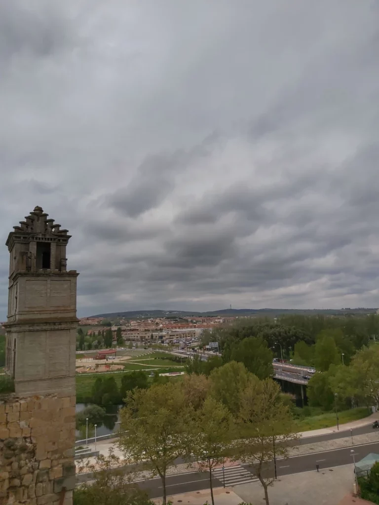 Torre neo-árabe en la peña Celestina en Salamanca